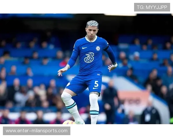 切尔西加拉格尔贴地远射险些得手,展现出无限潜力 切尔西加拉格尔贴地远射险些得手,展现出无限潜力