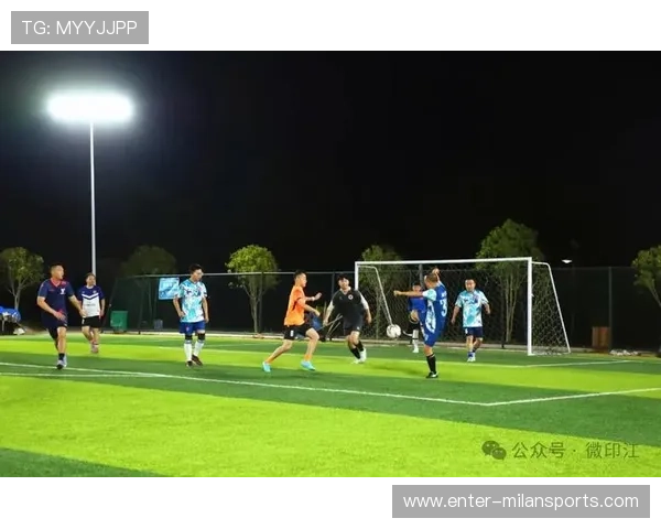 “足球场馆夜间照明改造完毕，比赛夜场精彩纷呈”，足球场夜间照明灯