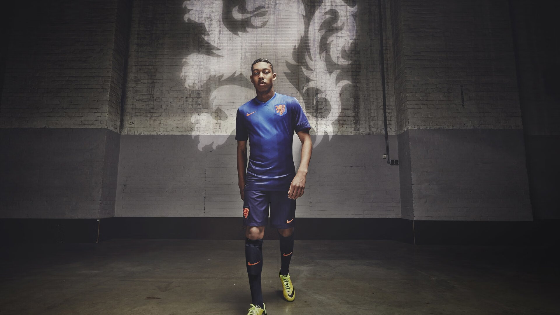 足球“反脚踢球挑战赛” 只允许非惯用脚射门与传球